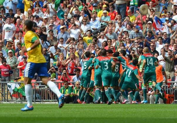 (120811) -- LONDON, Aug. 11, 2012 (Xinhua) -- Mexican players celebrate after scoring a goal during men s football gold medal match between Brazil and Mexico, at London 2012 Olympic Games in London, Britain, on August 11, 2012. (Xinhua Gong Lei) (nxl) (OLY2012)BRITAIN-LONDON-FOOTBALL-MEN 