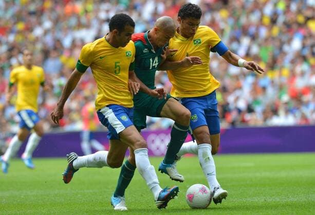 (120811) -- LONDON, Aug. 11, 2012 (Xinhua) -- Sandro (L) of Brazil and Jorge Enriquez (C) of Mexico vie for the ball during men s football gold medal match between Brazil and Mexico, at London 2012 Olympic Games in London, Britain, on August 11, 2012. (Xinhua Gong Lei) (zgp) (OLY2012)BRITAIN-LONDON-MEN S FOOTBALL-FINAL 