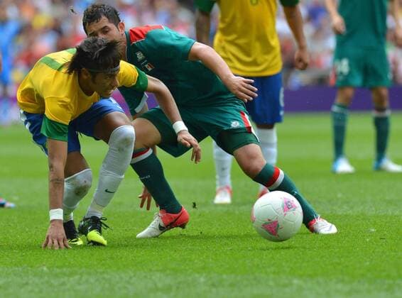 (120811) -- LONDON, Aug. 11, 2012 (Xinhua) -- Neymar of Brazil during men s football gold medal match between Brazil and Mexico, at London 2012 Olympic Games in London, Britain, on August 11, 2012. (Xinhua Gong Lei) (nxl) (OLY2012)BRITAIN-LONDON-FOOTBALL-MEN 