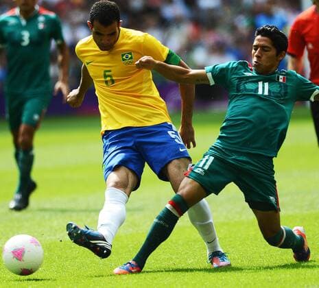 (120811) -- LONDON, Aug. 11, 2012 (Xinhua) -- Javier Aquino (R) of Mexico vies for the ball during men s football match between Brazil and Mexico, at London 2012 Olympic Games in London, Britain, on August 11, 2012. (Xinhua Wu Xiaoling) (zgp) (OLY2012)BRITAIN-LONDON-MEN S FOOTBALL-GOLD 