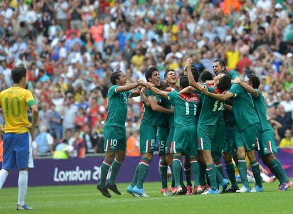 (120811) -- LONDON, Aug. 11, 2012 (Xinhua) -- Mexican players celerbate after men s football match between Brazil and Mexico, at London 2012 Olympic Games in London, Britain, on August 11, 2012. (Xinhua Gong Lei) (zgp) (OLY2012)BRITAIN-LONDON-MEN S FOOTBALL-GOLD 