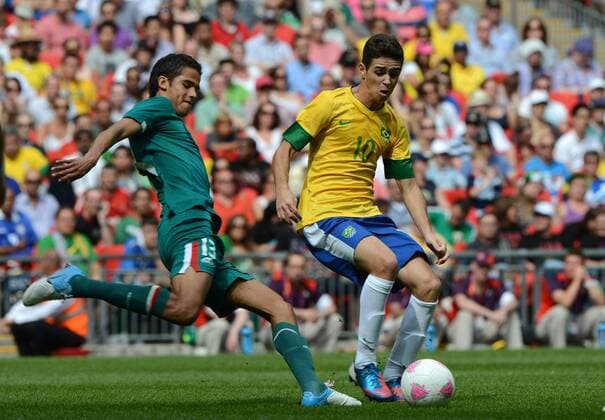 (120811) -- LONDON, Aug. 11, 2012 (Xinhua) -- Oscar Dos Santos Emboaba Junior (R) of Brazil and Diego Reyes of Mexico vie for the ball during men s football match between Brazil and Mexico, at London 2012 Olympic Games in London, Britain, on August 11, 2012. (Xinhua Li Gang) (zgp) (OLY2012)BRITAIN-LONDON-MEN S FOOTBALL-GOLD 