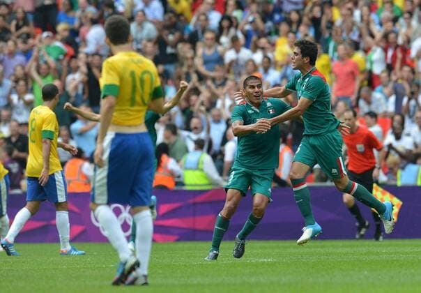 (120811) -- LONDON, Aug. 11, 2012 (Xinhua) -- Mexican players (R) celebrate after men s football match between Brazil and Mexico, at London 2012 Olympic Games in London, Britain, on August 11, 2012. (Xinhua Gong Lei) (zgp) (OLY2012)BRITAIN-LONDON-MEN S FOOTBALL-GOLD 