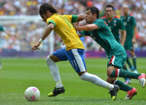 (120811) -- LONDON, Aug. 11, 2012 (Xinhua) -- Neymar Da Silva Santos Junior (L) of Brazil vies for the ball during men s football gold medal match between Brazil and Mexico, at London 2012 Olympic Games in London, Britain, on August 11, 2012. Mexico won the match 2-1 and won gold medal. (Xinhua Gong Lei) (zgp) (OLY2012)BRITAIN-LONDON-MEN S FOOTBALL-GOLD 