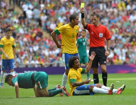 (120811) -- LONDON, Aug. 11, 2012 (Xinhua) -- Marcelo Vieira Da Silva Junior (C, bottom) of Brazil receives yellow card during men s football gold medal match between Brazil and Mexico, at London 2012 Olympic Games in London, Britain, on August 11, 2012. Mexico won the match 2-1 and won gold medal. (Xinhua Gong Lei) (zgp) (OLY2012)BRITAIN-LONDON-MEN S FOOTBALL-GOLD 