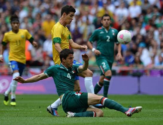 Olympia 2012 London Fussball Maenner Finale 11.08.2012 Brasilien - Mexiko Hiram MIER (unten, Mexiko) gegen OSCAR (Brasilien) 
