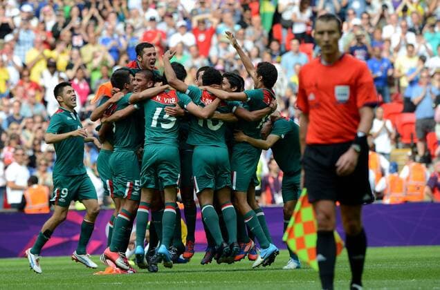 Mexican players celebrate after men s football final match between Brazil and Mexico, at London 2012 Olympic Games in London, Britain, on August 11, 2012. Mexico won the match 2-1 and won gold medal. (OLY2012)BRITAIN-LONDON-MEN S FOOTBALL-GOLD 