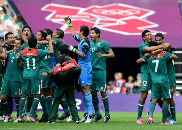 Mexican players celebrate after men s football final match between Brazil and Mexico, at London 2012 Olympic Games in London, Britain, on August 11, 2012. Mexico won the match 2-1 and won gold medal. (OLY2012)BRITAIN-LONDON-MEN S FOOTBALL-GOLD 