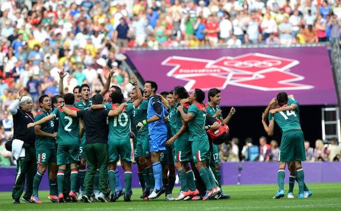 Mexican players celebrate after men s football final match between Brazil and Mexico, at London 2012 Olympic Games in London, Britain, on August 11, 2012. Mexico won the match 2-1 and won gold medal. (OLY2012)BRITAIN-LONDON-MEN S FOOTBALL-GOLD 