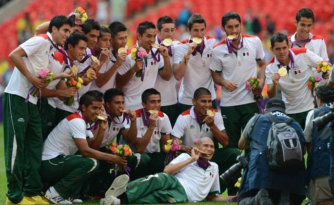 Gold medalists of Mexico pose at awarding ceremony of men s football, at London 2012 Olympic Games in London, on August 11, 2012.(OLY2012)LONDON-MEN S FOOTBALL-GOLD 