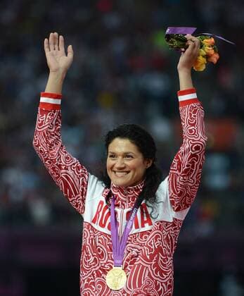 Gold medalist Tatyana Lysenko of Russia poses at awarding ceremony of women s hammer throw final at London 2012 Olympic Games, London, Britain, Aug. 11, 2012. (OLY2012)BRITAIN-LONDON-WOMEN S HAMMER THROW 