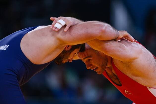 (120811) -- LONDON, Aug. 11, 2012 (Xinhua) -- Artur Taymazov of Uzbekistan (red) competes with Davit Modzmanashvili of Georgia during the Men s 120kg Freestyle gold medal match of Wrestling at London 2012 Olympic Games, London, Britain, Aug. 11, 2012. Artur Taymazov of Uzbekistan won the match and claimed the gold medal of the event. (Xinhua Jin Liwang) (OLY2012)BRITAIN-LONDON-WRESTLING-MEN-60KG 