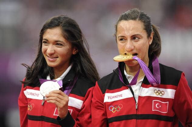 v.li: BULUT Gamze (TUR),CAKIR ALPTEKIN Asli (TUR),1500m der Frauen,Siegerehrung,victory ceremony mit Medaillen,am 11.08.2012. Olympische Sommerspiele 2012 in London vom 27.07. - 12.08.2012 in London Grossbritannien.