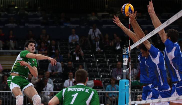 (120812) -- LONDON, Aug. 12, 2012 (Xinhua) -- Players compete in men s volleyball bronze-medal match between Italy and Bulgaria, at London 2012 Olympic Games in London, Britain, on August 12, 2012. Italy won 3-1. (Xinhua Wang Lili) (nxl) (OLY2012)BRITAIN-LONDON-VOLLEYBALL-MEN 