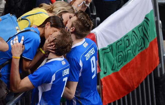 (120812) -- LONDON, Aug. 12, 2012 (Xinhua) -- Italian players celebrate after defeating Bulgaria in men s volleyball bronze-medal match, at London 2012 Olympic Games in London, Britain, on August 12, 2012. Italy won 3-1. (Xinhua Tao Xiyi) (nxl) (OLY2012)BRITAIN-LONDON-VOLLEYBALL-MEN 
