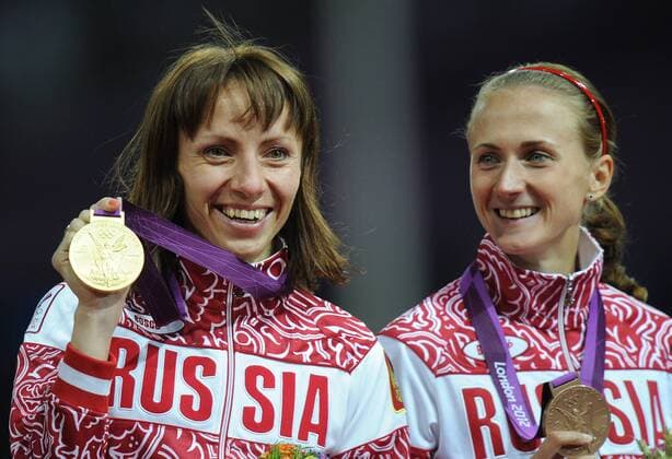 gold-medalist Russia s Mariya Savinova (L), bronze-medalist Russia s Ekaterina Poistogova pose on the podium after the women s 800m final at the London 2012 Olympic Games.  Aufmacher RE105AEE