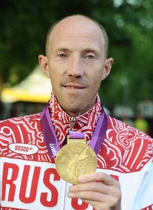 Russia s Sergey Kirdyapkin shows off his goldmedal for the Men s 50km race walk at the London 2012 Olympic Games.  RE105ACE