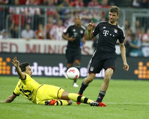 FC Bayern München - BvB Borussia Dortmund, Supercup 2012 Mats Hummels , BvB Dortmund - Thomas MUELLER (MÜLLER), FCBM, Aktion quer, Fußball 1. Bundesliga Saison 2012 2013, SuperCup 2012