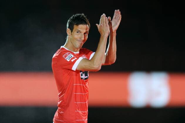 Fussball, Deutschland, Herren, Testspiel zur Bundesliga-Saison 2012 2013, ESPRIT-Arena Düsseldorf: Fortuna Düsseldorf (rot) - Benfica Lissabon (schwarz); Jens Langeneke (Düsseldorf). Aktion, Einzelbild.