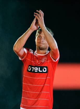 Fussball, Deutschland, Herren, Testspiel zur Bundesliga-Saison 2012 2013, ESPRIT-Arena Düsseldorf: Fortuna Düsseldorf (rot) - Benfica Lissabon (schwarz); Kapitän Andreas Lambertz (Düsseldorf) bedankt sich bei den Fans. Aktion, Einzelbild.