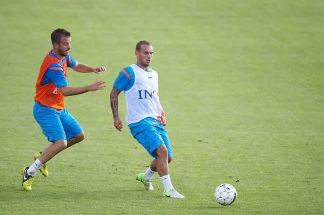 (L-R) Rafael van der Vaart,Wesley Sneijder Training session Dutch team (NED) Nationalteam Training session 2012 2013 xVIxWillemxJanxDijkdrentxIVx 1096462