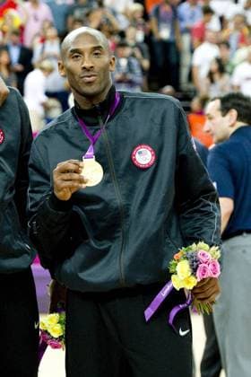 Kobe BRYANT (USA) zeigt seine goldene Medailiie, Gold, Goldmedaillie, Sieger, halbe Figur, Halbfigur, Hochformat, USA (USA), Basketball Finale der Maenner am 12.08.2012, Olympische Sommerspiele 2012 in London