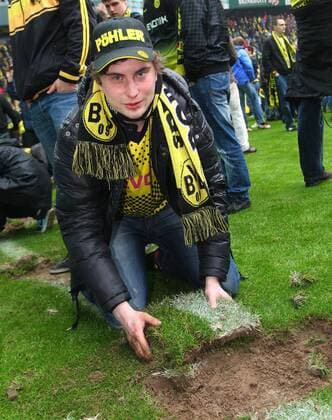 Samstag 05.05.2012, 1. Bundesliga Saison 11 12 - 34. Spieltag in Dortmund, BVB Borussia Dortmund (BVB) , Fan nimmt ein Stück Rasen mit DeFodi001