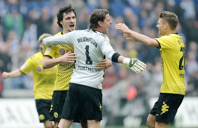 Samstag 14.04.2011, 1. Bundesliga Saison 11 12 - 31. Spieltag in Gelsenkirchen, FC Schalke 04 - BV Borussia Dortmund 1:2, Torwart Roman Weidenfeller (BVB), Mats Hummels (BVB) und Lukasz Piszczek (BVB) jubeln nach dem 2:1 sieg DeFodi018