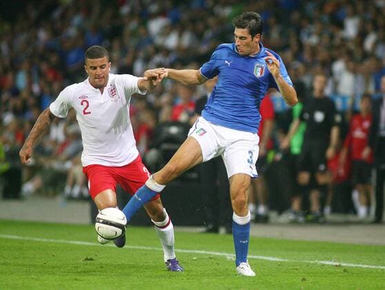 15.08.2012 Stade de Suisse Bern , SCHWEIZ , Herren Fussball Testspiel Italien vs. England 1:2 Kyle Walker (li,England) gegen Federico Peluso (Italien); Zweikampf , Aktion 