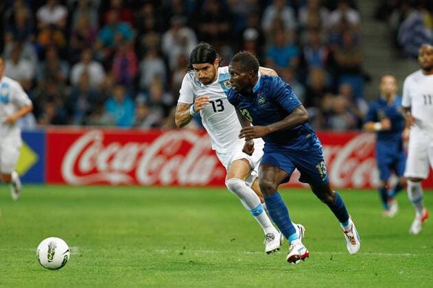 Mapou Yangambiwa (France) contre Sebastian Abreu (Uruguay) FOOTBALL : France vs Uruguay - Match Amical - 15 08 2012 GwendolineLeGoff Panoramic 