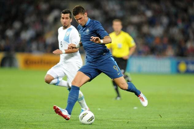 Olivier Giroud (France) Mauricio Victorino (Uruguay) FOOTBALL : France vs Uruguay - Match amical - 15 08 2012 N.LeGouic FEP Panoramic 