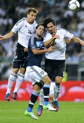 Fussball, Deutschland, Herren, Länderspiel, Freundschaftssspiel in der Commerzbank Arena in Frankfurt M.: Deutschland (weiss) - Argentinien (blau) 1:3; v.li.: Holger Badstuber (Deutschland), Gonzalo Higuain (Argentinien), Mats Hummels (Deutschland), Aktion.