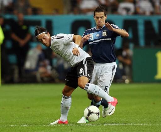 Mesut Özil , Fernando Gago Zweikampf Aktion Spielszene 15.08.2012 BRD GER Deutschland - Argentinien ARG Fußball Fussball Testspiel Commerzbankarena Frankfurt Herren DFB Nationalmannschaft Laenderspiel Länderspiel International Saison 2012 2013