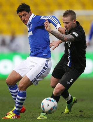 Sonntag 15.01.2012, 1. Bundesliga Saison 11 12 - Testspiel in Aachen, FC Schalke 04 - Vitesse Arnheim 2:1, Ciprian Marica (S04) gegen Alexander Büttner (ARN) DeFodi028