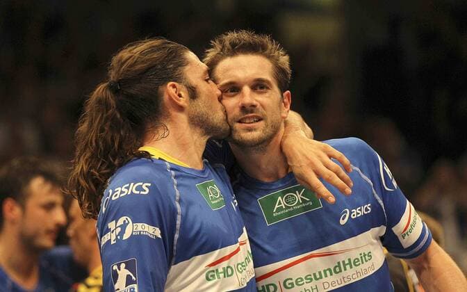 Bertrand Gille, links, und sein Bruder Guillaume , Chambery , nehmen nach dem Schlusspfiff Abschied von den Fans Donnerstag, 16.08.2012, Saisoneröffnung Bundesliga: Handball HSV - Chambery Savoie