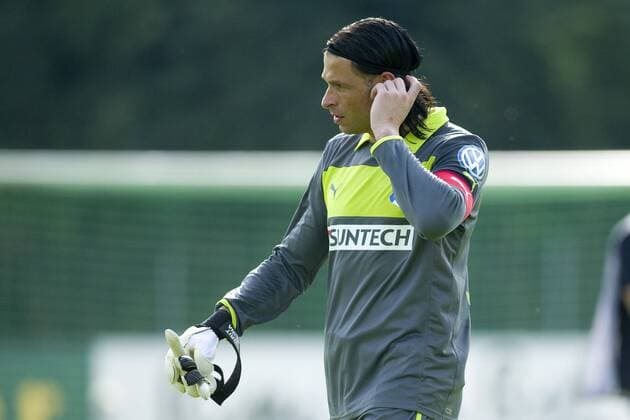 Torwart Tim WIESE (1899) ist enttaeuscht, enttäuscht, Enttäuschung, Enttaeuschung, nachdenklich, nachdenkend, halbe Figur, Halbfigur, Gestik, Geste, Fussball DFB Pokal 1.Runde, Berliner AK 07 (BAK) - TSG 1899 Hoffenheim (1899) 4:0 am 18.08.2012 in Berlin, saison1213