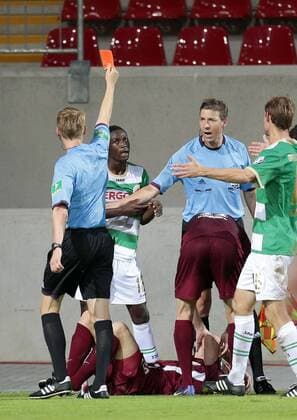 Fussball, DFB Pokal, 1. Hauptrunde, Kickers Offenbach vs. SpVgg Greuther Fürth, Abdul Rahman Baba (SpVgg Greuther Fürth, R) erhält von Schiedsrichter Christian Dingert die Rote Karte.