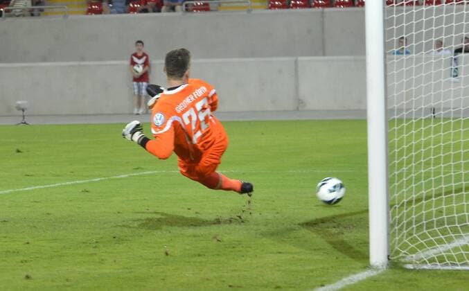 18.07.2012 - Fussball - Saison 2012 2013 - DFB - Vereinspokal Pokal - 01. Runde: Kickers Offenbach OFC - SpVgg Greuther Fürth - - Max Grün Gruen (26, SpVgg Greuther Fürth ) muss Tor zum 1:0 durch Thomas Rathgeber (9, Kickers Offenbach ) per Elfmeter hinnehmen