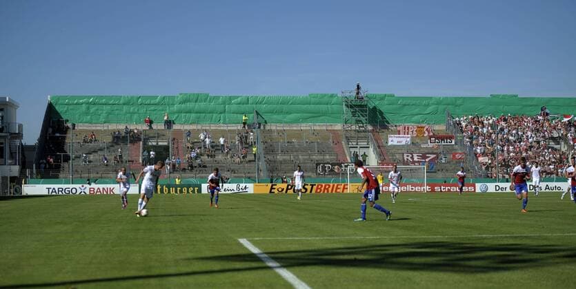 Fußball, Stadiongeschichte SpVgg Unterhaching 18.08.2012, Fussball DFB-Pokal 1.Runde, SpVgg Unterhaching, im Sportpark Unterhaching, Die Werbetafeln die sonst im Stadion hängen, müssen aus Lizenzgründen beim DFB-Pokal mit grünen Planen verhängt werden.