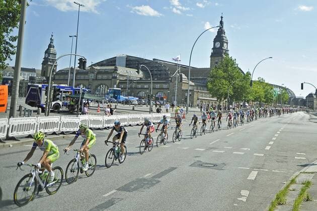 Allgemein - Feature - Übersicht - Illsutration - Peloton - Fahrerfeld passiert den Hamburger Hauptbahnhof - Aktion - quer - Event: Vattenfall Cyclassics Hamburg 2012 - Hamburg nach Hamburg 246.7 km Deutschland Datum: 19.08.2012