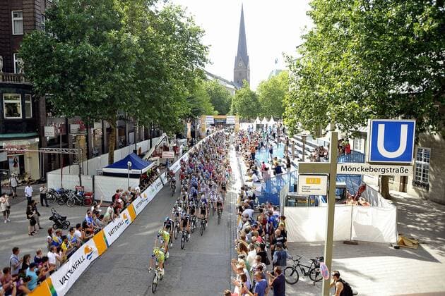 Allgemein - - Übersicht - Illustration - Peloton - Fahrerfeld passiert die Mönckebergstrasse im Zentrum Hamburgs - Aktion - quer - Event: Vattenfall Cyclassics Hamburg 2012 - Hamburg nach Hamburg 246.7 km Deutschland Datum: 19.08.2012