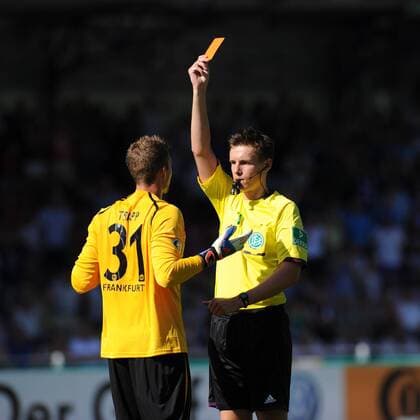 Kevin TRAPP (Torwart, Eintracht Frankfurt) erhaelt die Rote Karte von Daniel SIEBERT (Schiedsrichter) nach Notbremse an Jakub SYLVESTR (Neuzugang FC Erzgebirge) Fussball, DFB Pokal, 1. Runde, Saison 2012 2013, 19.08.2012, 16.00 Uhr, FC Erzgebirge Aue - Eintracht Frankfurt