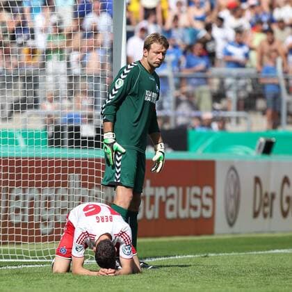 Marcus BERG (Hamburger SV) kauert am Boden, Emotionen 19.08.2012, GER, DFB Pokal, 1. Runde, Karlsruher SC vs Hamburger SV, Saison 2012 2013