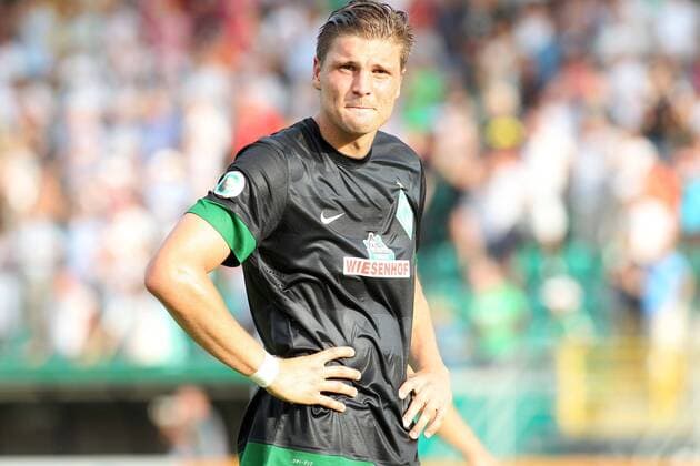 Muenster, Deutschland 19. August 2012: DFB Pokal 12 13 - SC Preussen Muenster vs. SV Werder Bremen. Sebastian Prödl Proedl (Bremen), unzufrieden enttäuscht enttaeuscht niedergeschlagen. sg