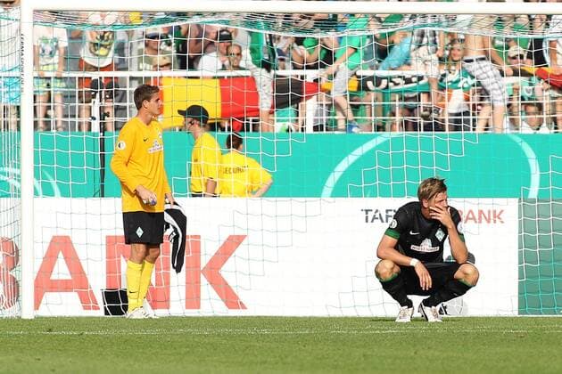 Muenster, Deutschland 19. August 2012: DFB Pokal 12 13 - SC Preussen Muenster vs. SV Werder Bremen. v.li. Sebastian Mielitz (Bremen), Sebastian Prödl Proedl (Bremen), unzufrieden enttäuscht enttaeuscht niedergeschlagen. sg