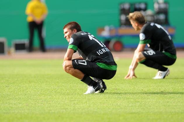 Muenster, Deutschland 19. August 2012: DFB Pokal 12 13 - SC Preussen Muenster vs. SV Werder Bremen. Aleksandar Ignjovski (Bremen, links) und Sebastian Prödl Proedl (Bremen) unzufrieden enttäuscht enttaeuscht niedergeschlagen. mt