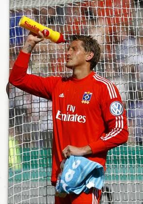 Karlsruher SC - Hamburger SV Rene ADLER, Torwart, HSV nach dem Abpfiff, Enttäuschung, hoch, Fußball DFB-Pokal Saison 2012 2013