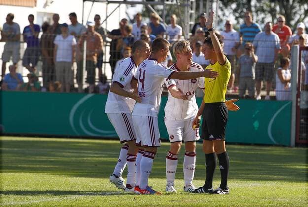 19.08.2012, Wilhelm-Langrehr-Stadion, Garbsen, GER, DFB Pokal 1. Hauptrunde, TSV Havelse vs 1. FC Nürnberg, im Bild Timmy Simons (2, 1. FC Nürnberg, li.), Robert Mak (14, 1. FC Nürnberg) und Sebastian Polter (8, 1. FC Nürnberg) beschweren sich bei Michael Kempter nach dem nicht gegebenen Tor GER, DFB Pokal, TSV Havelse vs 1. FC Nürnberg