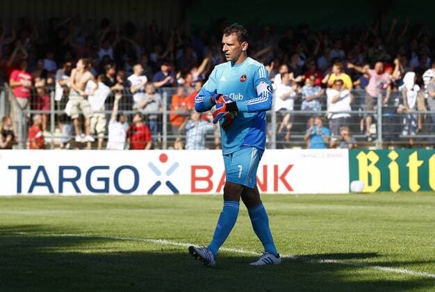 19.08.2012, Wilhelm-Langrehr-Stadion, Garbsen, GER, DFB Pokal 1. Hauptrunde, TSV Havelse vs 1. FC Nürnberg, im Bild Raphael Schaefer (1, 1. FC Nürnberg) ist völlig bedient GER, DFB Pokal, TSV Havelse vs 1. FC Nürnberg