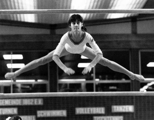 Nadia Comaneci (Rumänien) am Stufenbarren